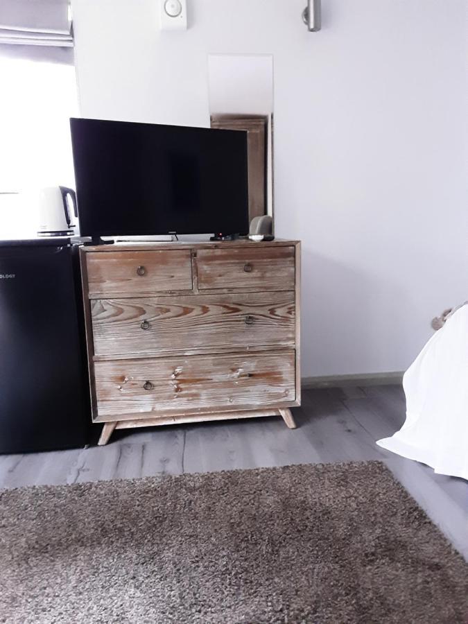 The Cabin Bed & Breakfast Flore Екстериор снимка