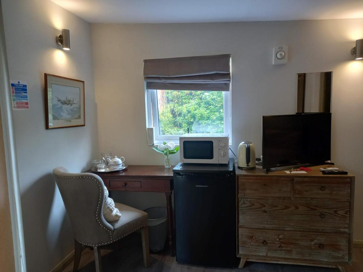The Cabin Bed & Breakfast Flore Екстериор снимка